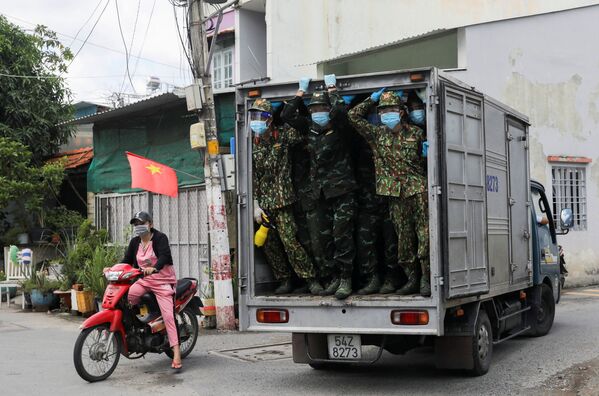 Soldados vietnamitas entregam alimentos na zona de isolamento rigoroso na cidade de Ho Chi Minh, Vietnã  
 - Sputnik Brasil