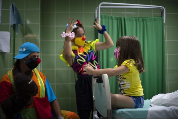 Palhaços entretêm uma garota vacinada em um hospital em Havana, Cuba 
 - Sputnik Brasil