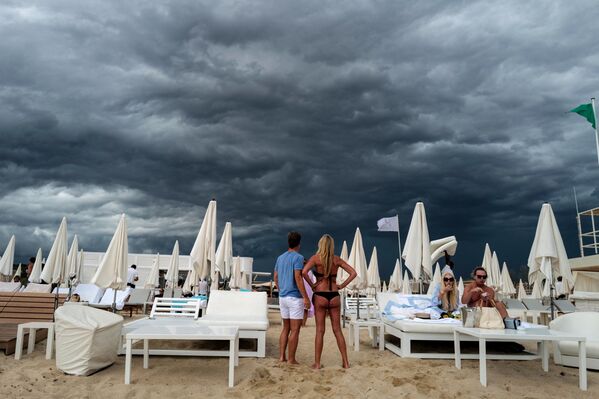 Pessoas olham para as nuvens na praia em Ramatuelle, perto de Saint-Tropez, no sul da França
 - Sputnik Brasil