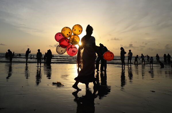 Mulher vende balões em uma praia de Mumbai, na Índia
 - Sputnik Brasil