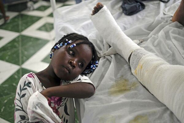 Moça acompanha no hospital sua mãe, que foi ferida no sequência do terremoto em Les Cayes, Haiti
 - Sputnik Brasil