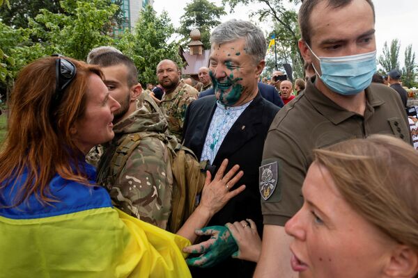 Ex-presidente da Ucrânia Pyotr Poroshenko após um manifestante ter atirado nele uma substância verde, em evento do Dia da Independência da Ucrânia, em Kiev
 - Sputnik Brasil
