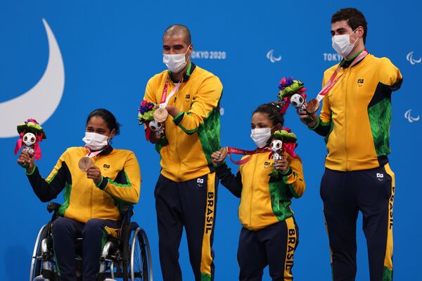 Medalhistas de bronze Patrícia Pereira dos Santos, Daniel de Faria Dias, Joana Maria da Silva Neves Euzébio e Talisson Henrique Glock comemoram no pódio
 - Sputnik Brasil
