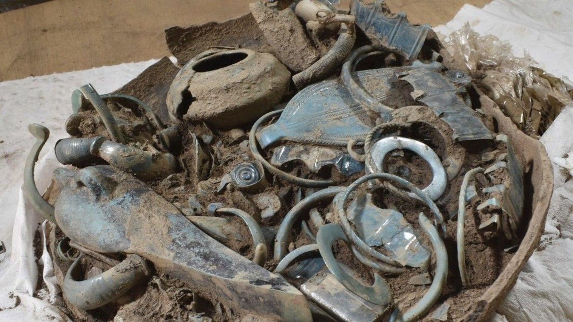 Desenterram na França vasos cheios de joias e armas em uma necrópole de 2.800 anos (FOTO, VÍDEO) - Sputnik Brasil, 1920, 29.08.2021