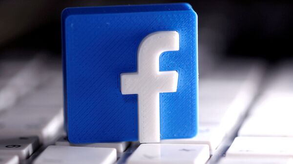 Logotipo tridimensional do Facebook sobre um teclado. - Sputnik Brasil