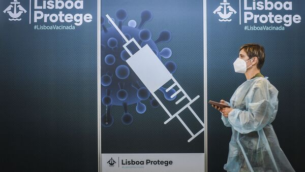Enfermeira caminha dentro de um centro de vacinação contra COVID-19 em Lisboa, em 2 de julho de 2021 - Sputnik Brasil