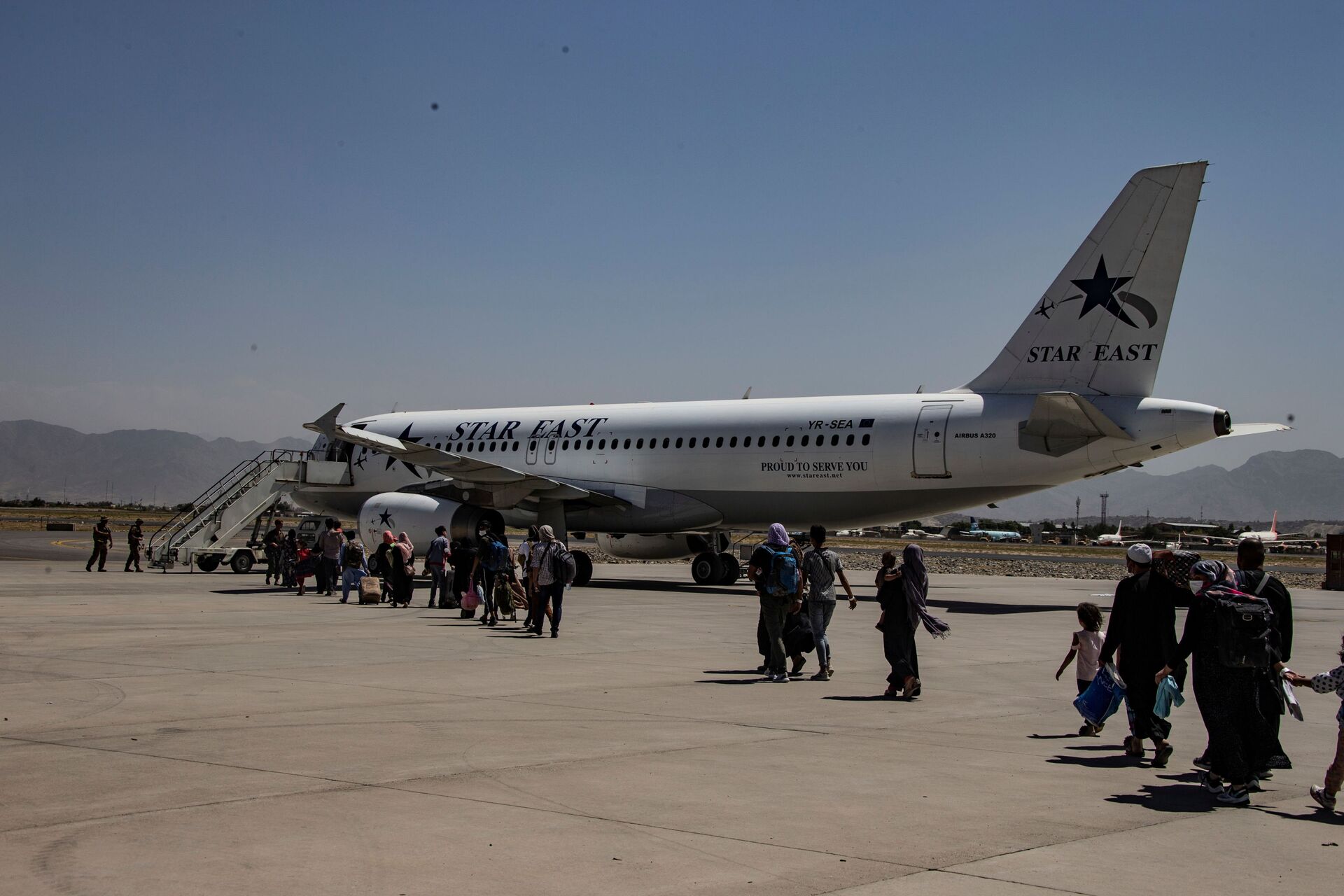 Evacuados são escoltados até uma aeronave durante uma evacuação no Aeroporto Internacional Hamid Karzai, Cabul, Afeganistão, 25 de agosto de 2021 - Sputnik Brasil, 1920, 09.11.2021