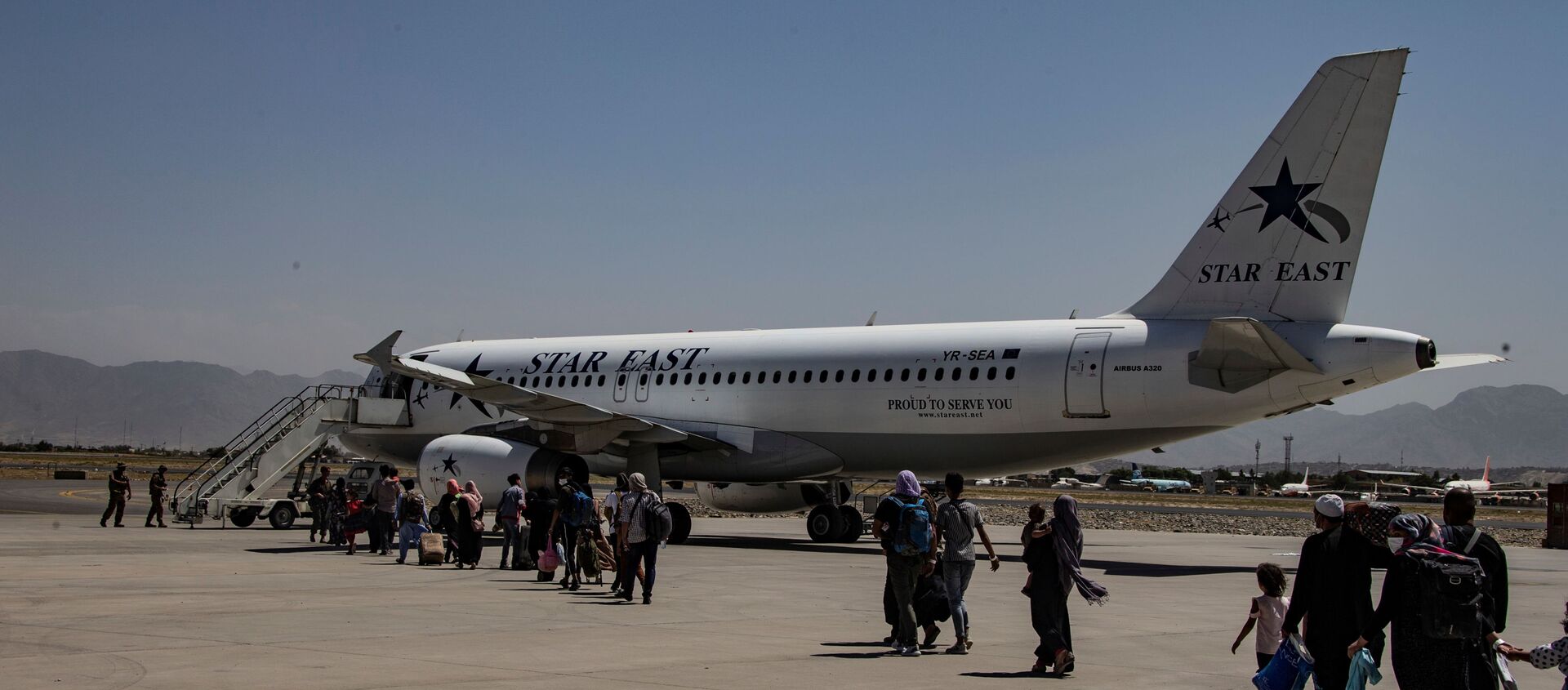 Evacuados são escoltados até uma aeronave durante uma evacuação no Aeroporto Internacional Hamid Karzai, Cabul, Afeganistão, 25 de agosto de 2021 - Sputnik Brasil, 1920, 24.10.2021