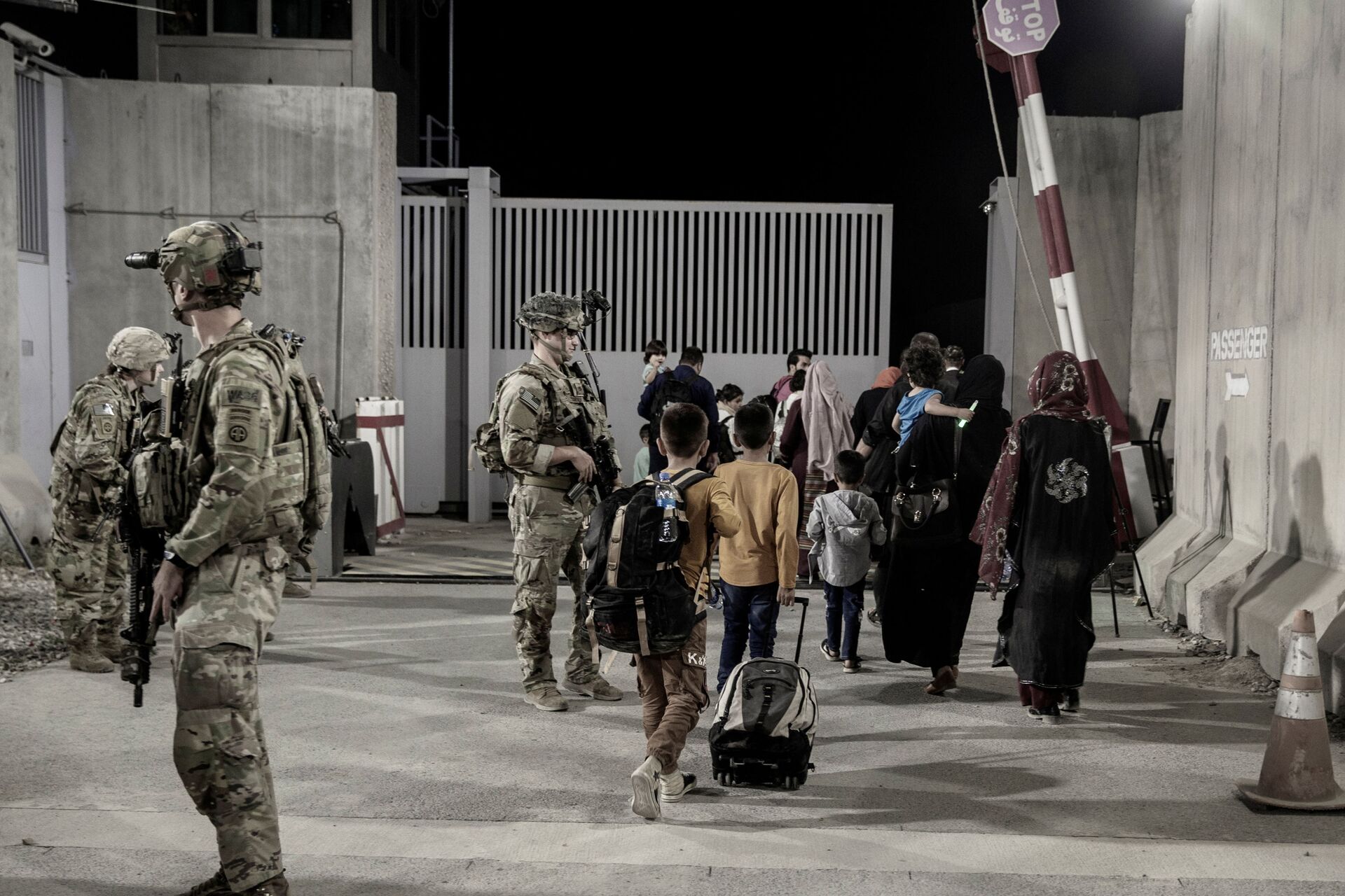Soldados dos EUA escoltam civis durante evacuação no Aeroporto Internacional Hamid Karzai Cabul, Afeganistão, 25 de agosto de 2021 - Sputnik Brasil, 1920, 09.11.2021