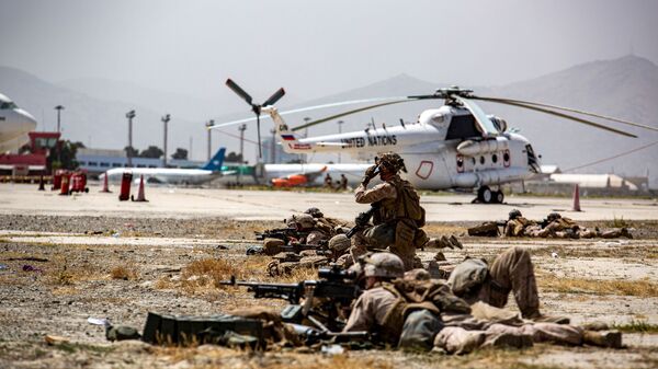 Fuzileiros navais dos EUA vigiam evacuação no Aeroporto Internacional Hamid Karzai, Cabul, Afeganistão, 18 de agosto de 2021 - Sputnik Brasil