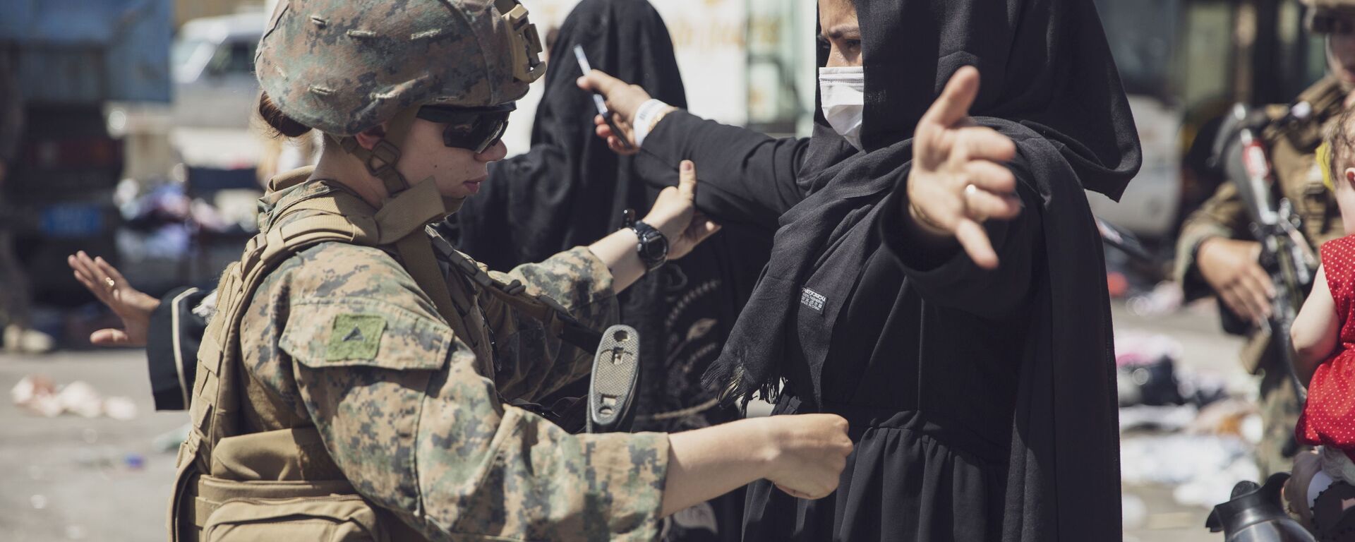 Fuzileiro naval dos EUA inspeciona mulher durante evacuação no Aeroporto Internacional Hamid Karzai, Cabul, Afeganistão, 28 de agosto de 2021 - Sputnik Brasil, 1920, 02.11.2021