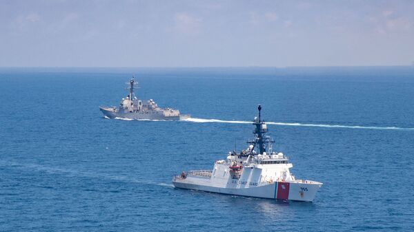 USS Kidd, destróier de mísseis guiados da classe Arleigh Burke, e Munro, navio da Guarda Costeira dos EUA, transitam pelo estreito de Taiwan em 27 de agosto de 2021 - Sputnik Brasil