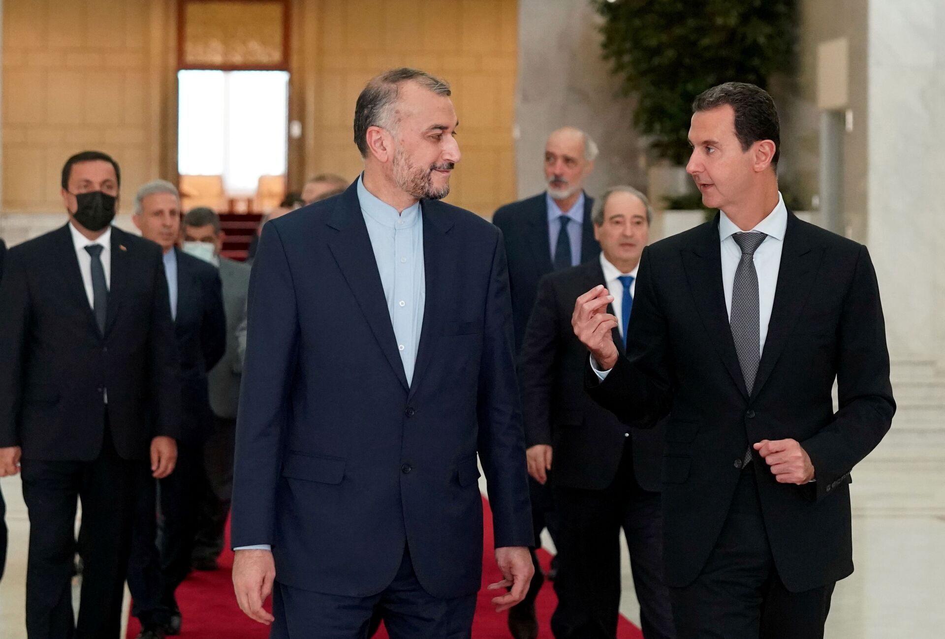 O ministro das Relações Exteriores do Irã, Hossein Amir-Abdollahian (à esquerda) encontra-se com o presidente da Síria, Bashar al-Assad, em Damasco, Síria, 29 de agosto de 2021 - Sputnik Brasil, 1920, 09.11.2021