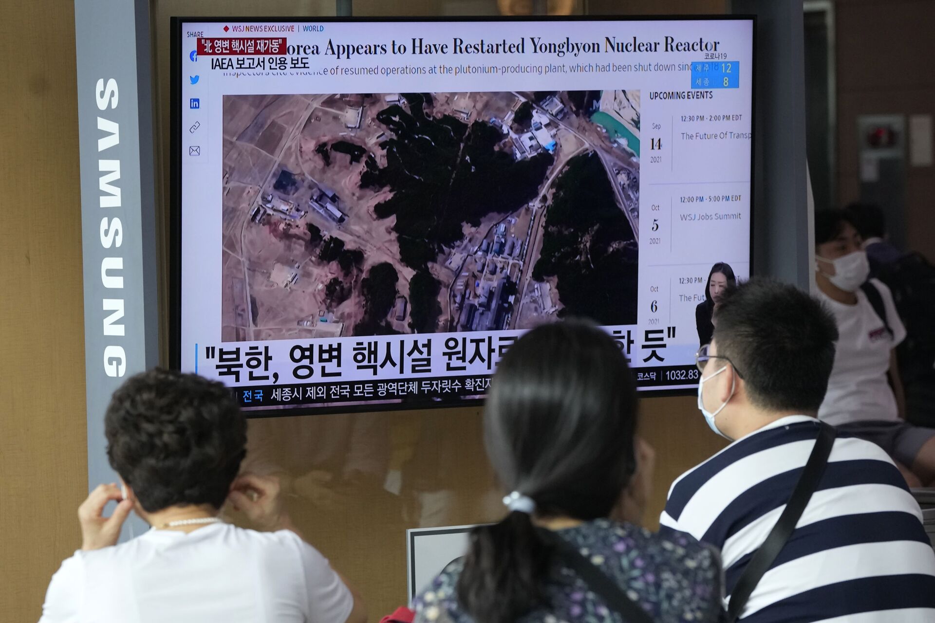 Pessoas veem a TV mostrando uma imagem do satélite do Centro Nuclear Yongbyon, Seul, Coreia do Sul, 30 de agosto de 2021 - Sputnik Brasil, 1920, 09.11.2021