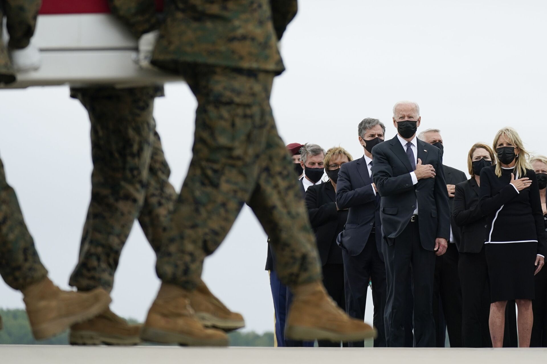 Presidente Joe Biden e primeira-dama Jill Biden olham para um caixão com os restos de um soldado americano transportado do Afeganistão, base aérea de Dover, EUA, 29 de agosto de 2021 - Sputnik Brasil, 1920, 09.11.2021