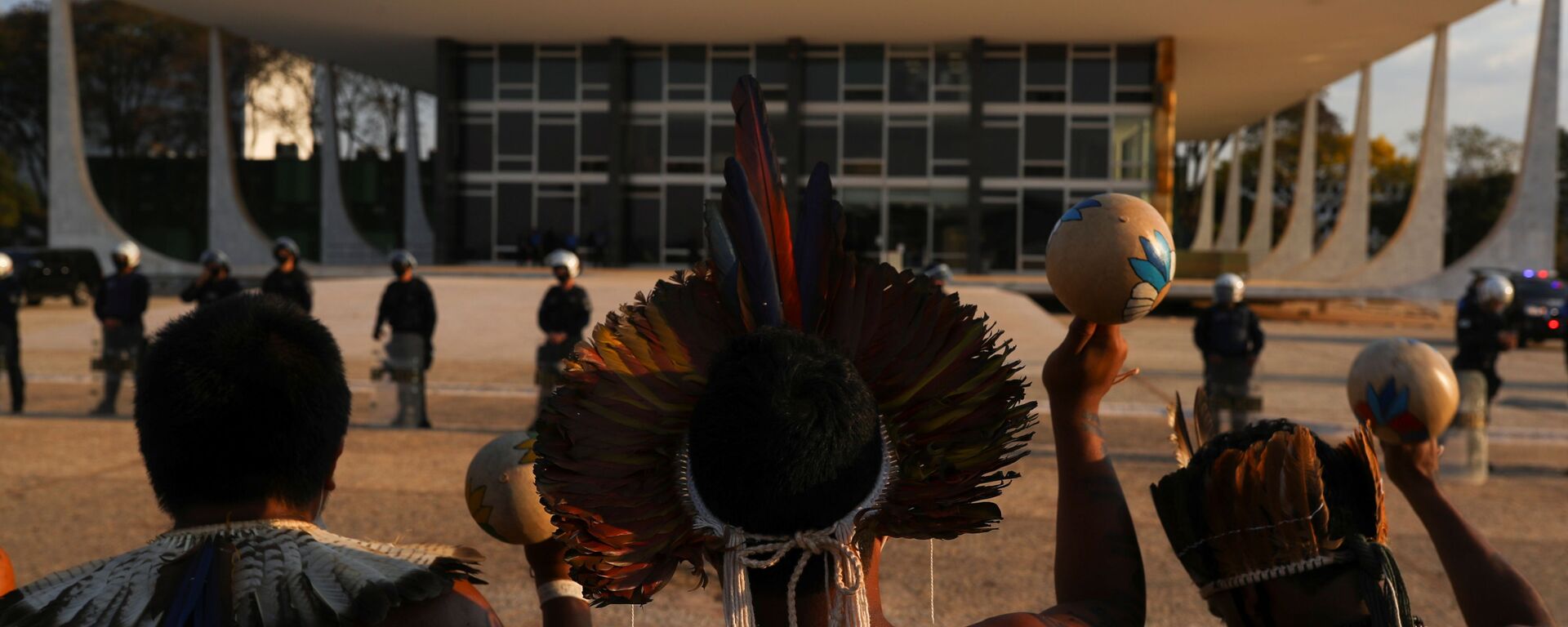 Indígenas participam de protesto no segundo dia de julgamento pelo Supremo Tribunal Federal sobre um caso histórico sobre direitos à terra indígena em Brasília, 26 de agosto de 2021 - Sputnik Brasil, 1920, 30.08.2021