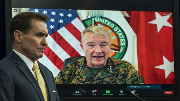 General Kenneth McKenzie fala da Base Aérea MacDill, em Tampa, Flórida, e aparece em tela durante reunião virtual moderada pelo porta-voz do Pentágono John Kirby, no Pentágono em Washington, em 30 de agosto de 2021 - Sputnik Brasil