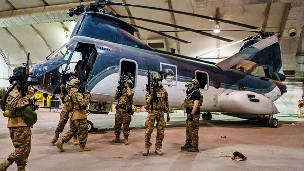 Militantes do Talibã no aeroporto internacional de Cabul, capital do Afeganistão, com armas, equipamentos e uniformes dos EUA - Sputnik Brasil