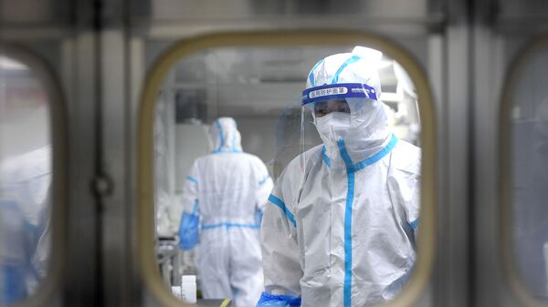 Funcionários de saúde em um laboratório em Wuhan, China, 5 de agosto de 2021 - Sputnik Brasil