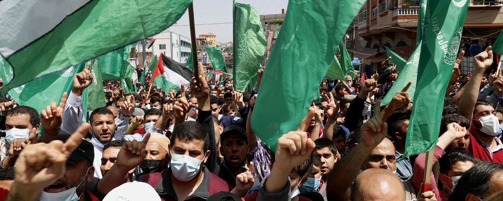 Apoiadores do Hamas agitam bandeiras durante um comício contra a decisão do presidente palestino, Mahmoud Abbas, de adiar as eleições palestinas, em Jebaliya. Faixa de Gaza, 30 de abril de 2021 - Sputnik Brasil, 1920, 06.02.2024