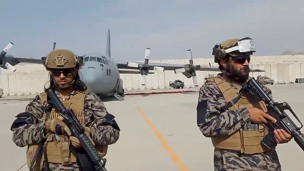 Membros da unidade militar Badri 313 fazem a segurança do Aeroporto de Cabul durante a presença do porta-voz do Talibã, Zabihullah Mujahid - Sputnik Brasil