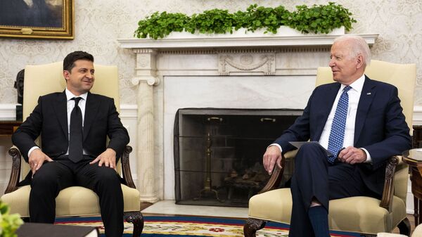 Presidente ucraniano Vladimir Zelensky (e) com o presidente dos EUA, Joe Biden, na Casa Branca, Washington, EUA, em 1º de setembro de 2021 - Sputnik Brasil