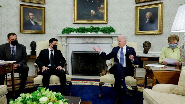 O presidente dos EUA, Joe Biden (d), gesticula ao se encontrar com o presidente da Ucrânia, Vladimir Zelensky, na Casa Branca, em Washington, EUA, em 1º de setembro de 2021 - Sputnik Brasil