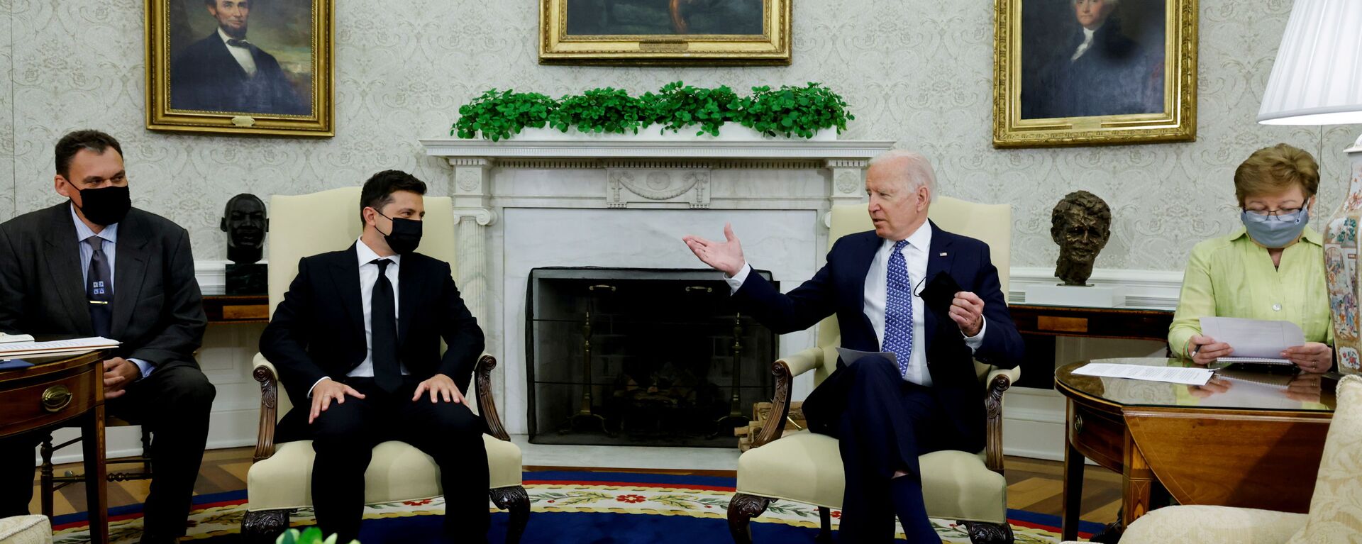O presidente dos EUA, Joe Biden (d), gesticula ao se encontrar com o presidente da Ucrânia, Vladimir Zelensky, na Casa Branca, em Washington, EUA, em 1º de setembro de 2021 - Sputnik Brasil, 1920, 20.02.2022