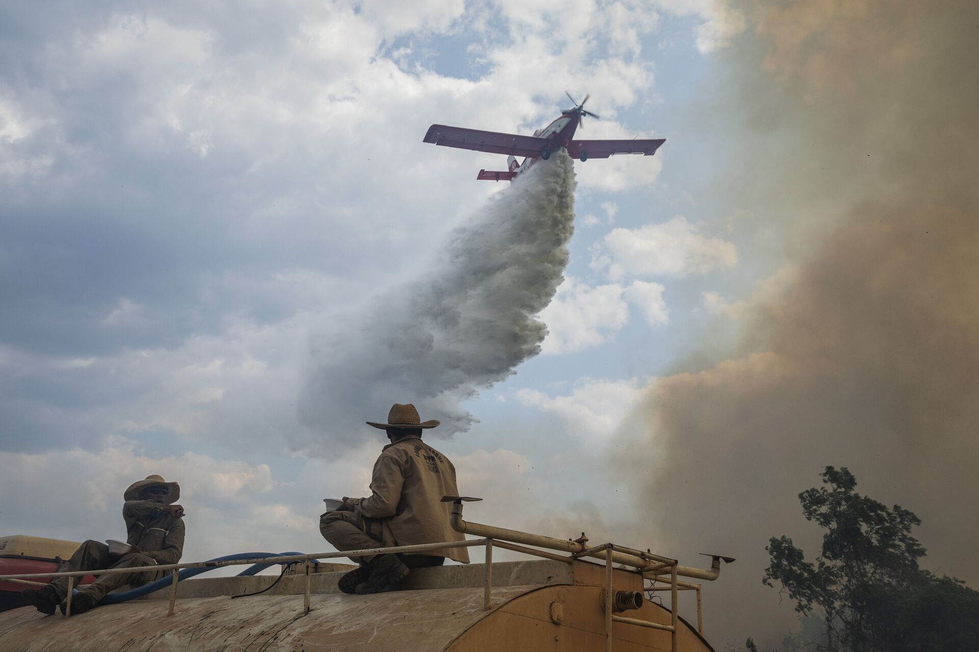 Brigadistas com o auxílio de um avião do Corpo de Bombeiros, combatem as chamas de um incêndio florestal, na região do Pantanal, em Mato Grosso, 11 de agosto de 2020 - Sputnik Brasil, 1920, 09.11.2021