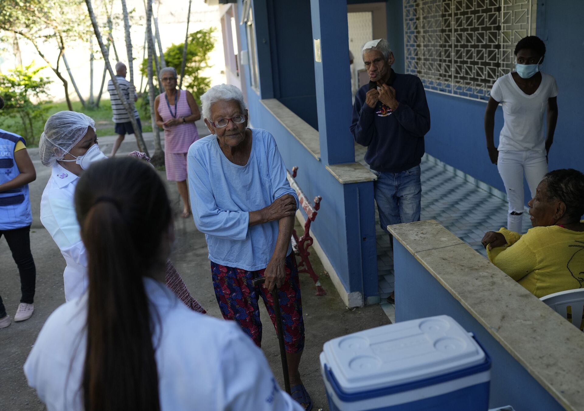 Mulher idosa aguarda para receber sua dose da vacina Pfizer durante a campanha de vacinação de residentes idosos nas instituições de longa permanência, Casa de Repouso Laço de Ouro, Rio de Janeiro, 2 de setembro de 2021  - Sputnik Brasil, 1920, 09.11.2021