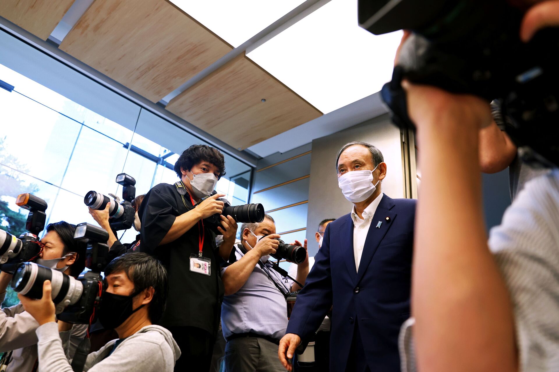 Premiê japonês Yoshihide Suga após o anúncio de que não concorreria à eleição para líder do Partido Democrático Liberal, Japão, 3 de setembro de 2021  - Sputnik Brasil, 1920, 09.11.2021