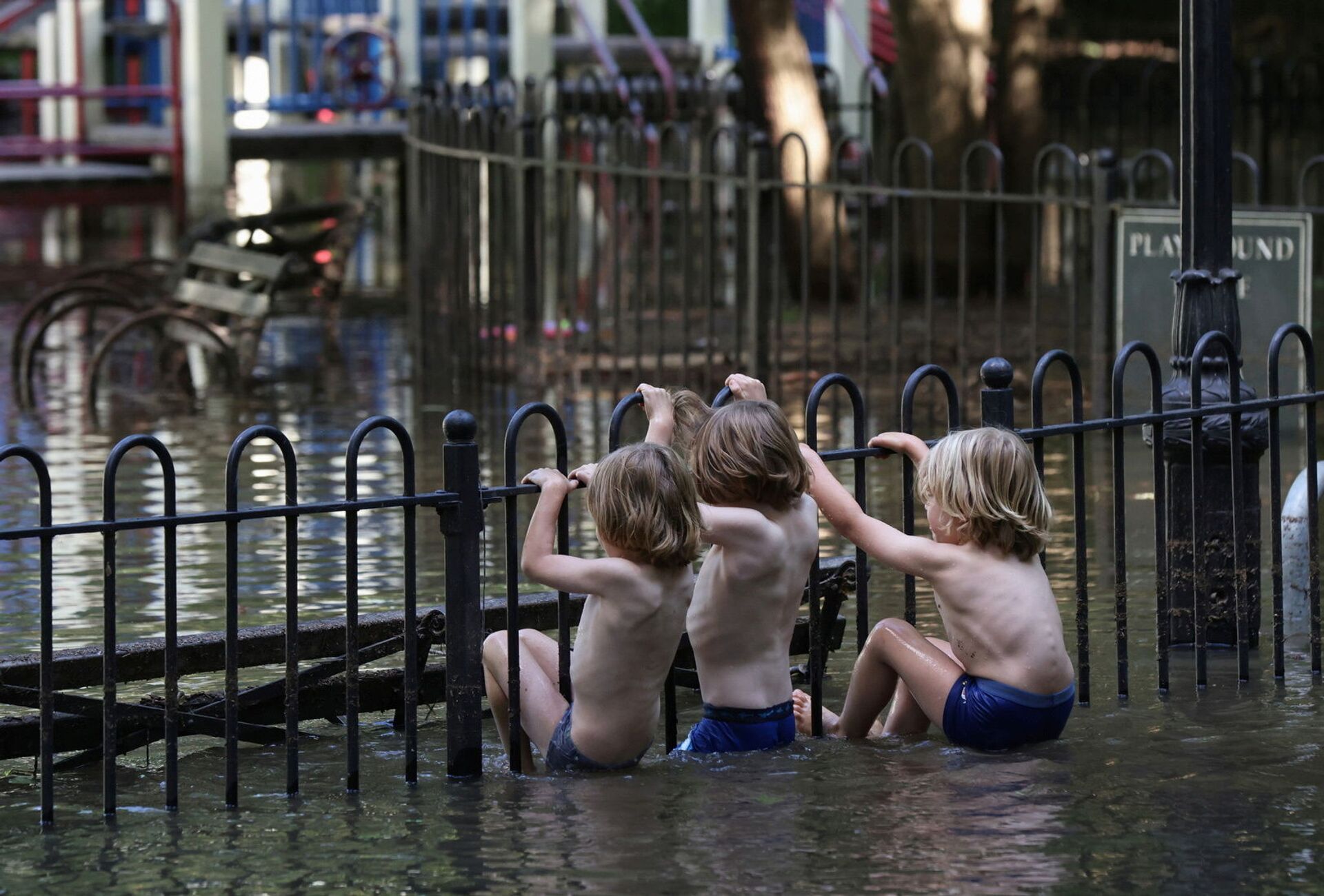Crianças sobem vedação em torno de parque inundado após o furacão Ida em Nova York, 2 de setembro de 2021  - Sputnik Brasil, 1920, 09.11.2021