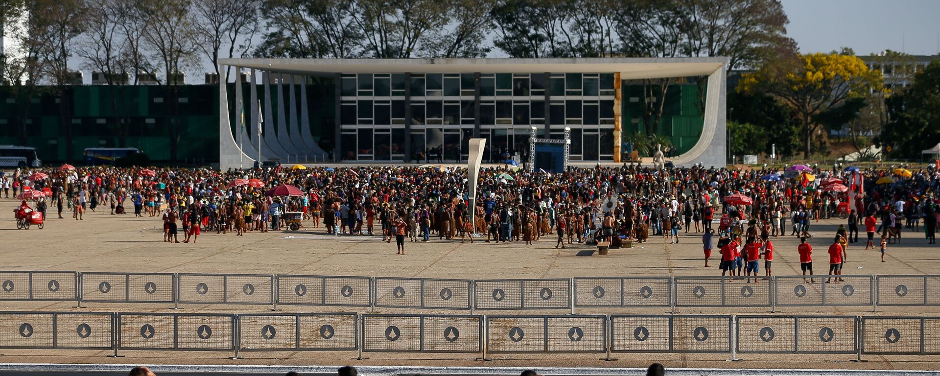 Indígenas participantes do acampamento Luta Pela Vida fazem protesto na Praça dos Três Poderes, em Brasília - Sputnik Brasil, 1920, 12.04.2024