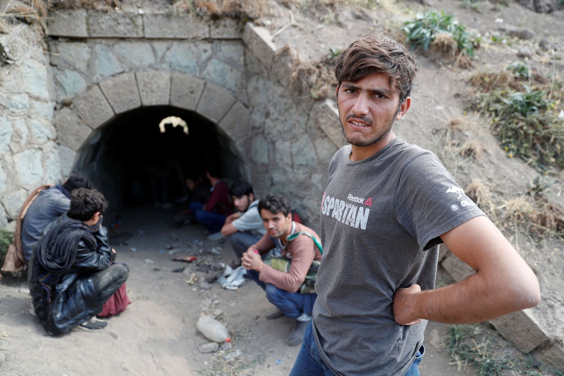 Imigrantes afegãos se escondem das forças de segurança em um túnel sob trilhos depois de fugirem ilegalmente do Irã para a Turquia, perto da província turca de Bitlis, 23 de agosto de 2021 - Sputnik Brasil, 1920, 09.11.2021