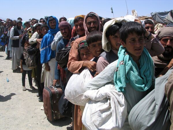 Pessoas aguardam na fila no Portão da Amizade para entrar no Afeganistão, na cidade fronteiriça de Chaman, Paquistão, 13 de agosto de 2021. - Sputnik Brasil