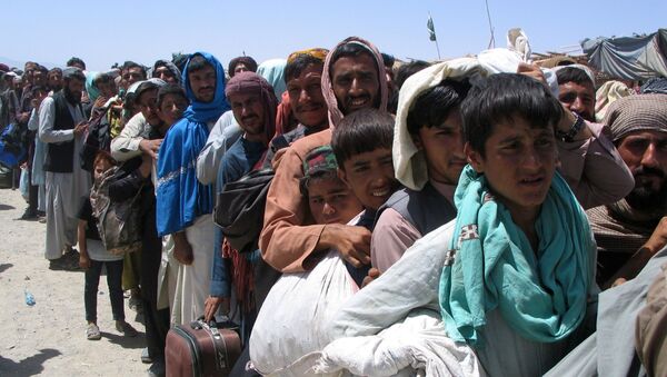 Pessoas aguardam na fila no Portão da Amizade para entrar no Afeganistão, na cidade fronteiriça de Chaman, Paquistão, 13 de agosto de 2021  - Sputnik Brasil