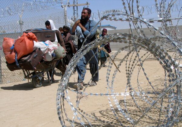 Uma família chegando do Afeganistão atravessa o Portão da Amizade, Paquistão, 19 de agosto de 2021. - Sputnik Brasil