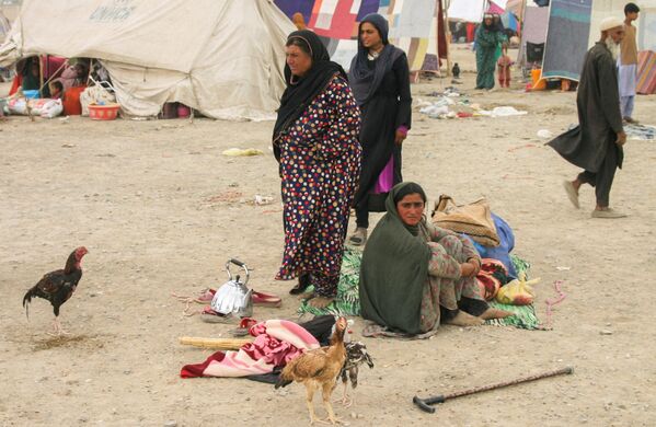 Pessoas que fugiram do Afeganistão com seus pertences, perto da estação ferroviária de Chaman, Paquistão, 1º de setembro de 2021. - Sputnik Brasil