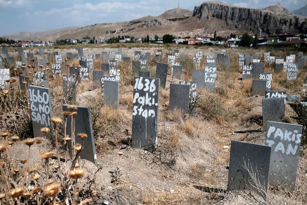 Cemitério da cidade fronteiriça turca de Van onde foram enterrados os imigrantes ilegais não identificados, mortos após terem atravessado a fronteira entre a Turquia e o Irã, Turquia, 24 de agosto de 2021. - Sputnik Brasil