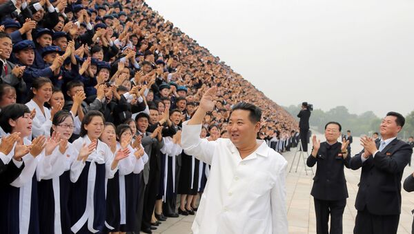 Líder norte-coreano Kim Jong-un saúda participantes das celebrações do Dia da Juventude, em Pyongyang, Coreia do Norte, 31 de agosto de 2021 - Sputnik Brasil