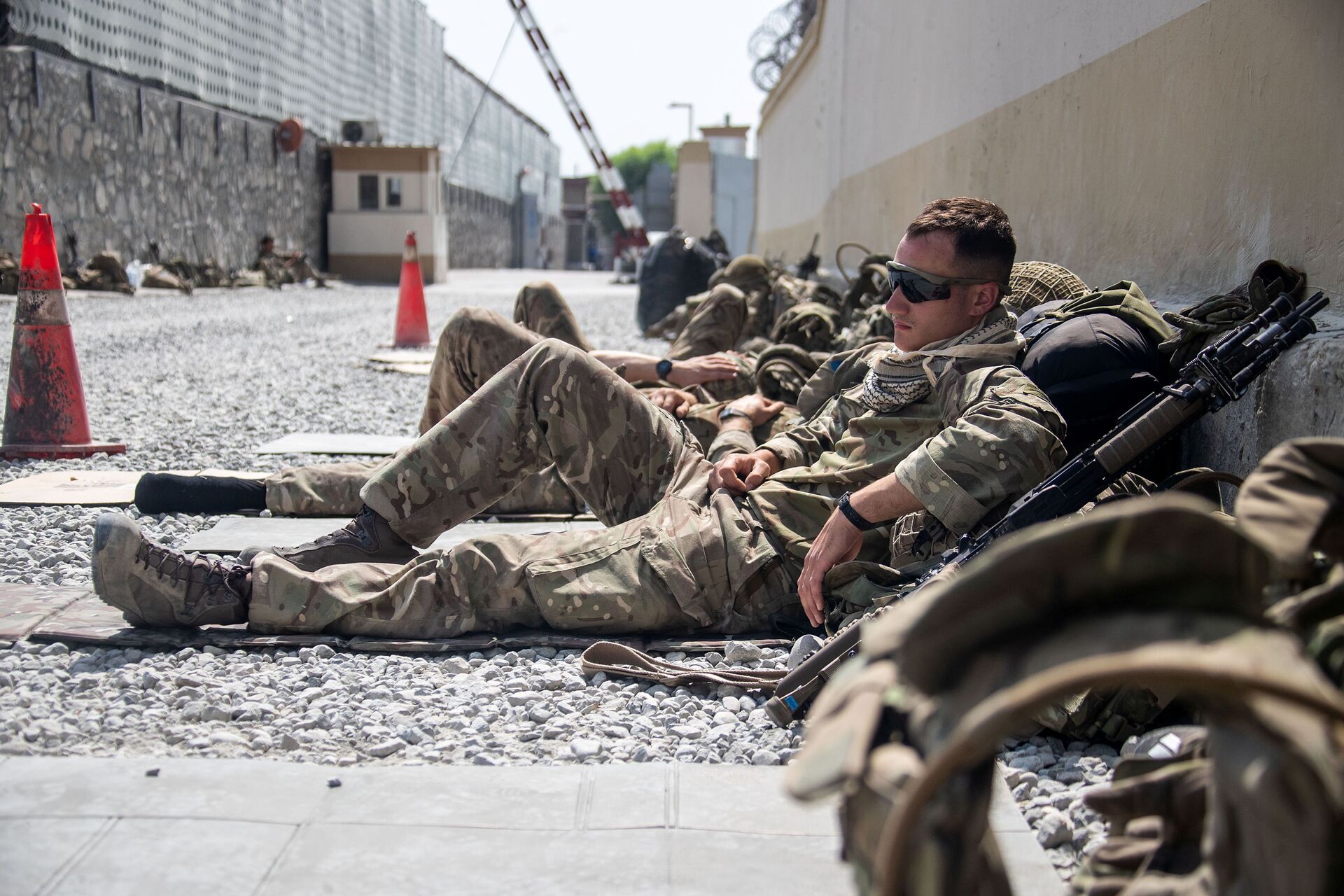 Membros das Forças Armadas do Reino Unido descansam enquanto continuam com a evacuação do pessoal autorizado do aeroporto internacional de Cabul, Afeganistão  - Sputnik Brasil, 1920, 09.11.2021