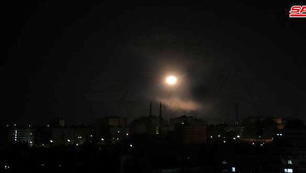 Imagem divulgada pela agência SANA em 20 de agosto de 2021 mostra um ponto de luz sobre a capital Damasco - Sputnik Brasil
