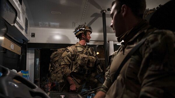 Em foto fornecida pela Força Aérea dos EUA, um soldado, designado para a 82ª Divisão Aerotransportada, embarca em um ônibus após pousar na Base Aérea Ali Al Saleem, Kuwait, 31 de agosto de 2021 - Sputnik Brasil
