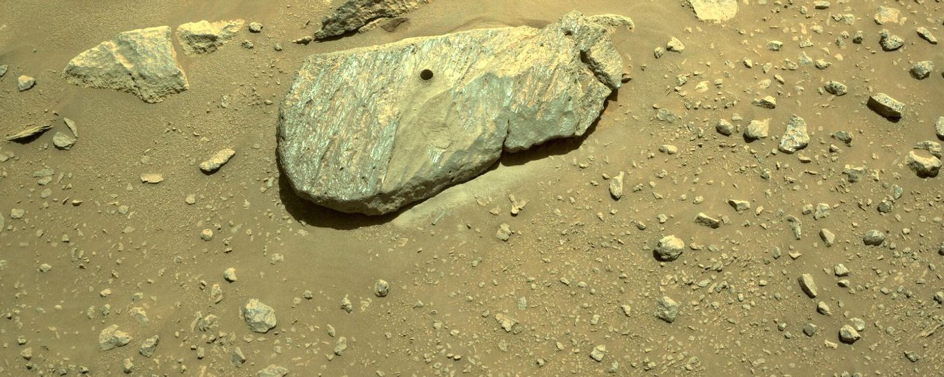 Composto de duas imagens obtidas por uma das câmeras de navegação do rover Perseverance da NASA mostra o buraco perfurado durante sua segunda tentativa de coleta de amostras. As imagens, tiradas em 1º de setembro de 2021 (no 190º sol, ou dia marciano, da missão) na unidade geológica Cratera de Piso Fraturado Rugoso na Cratera Jezero de Marte. A equipe de pesquisa apelidou a rocha de Rochette e o local na rocha onde a amostra foi obtida de Montdenier - Sputnik Brasil, 1920, 21.06.2022
