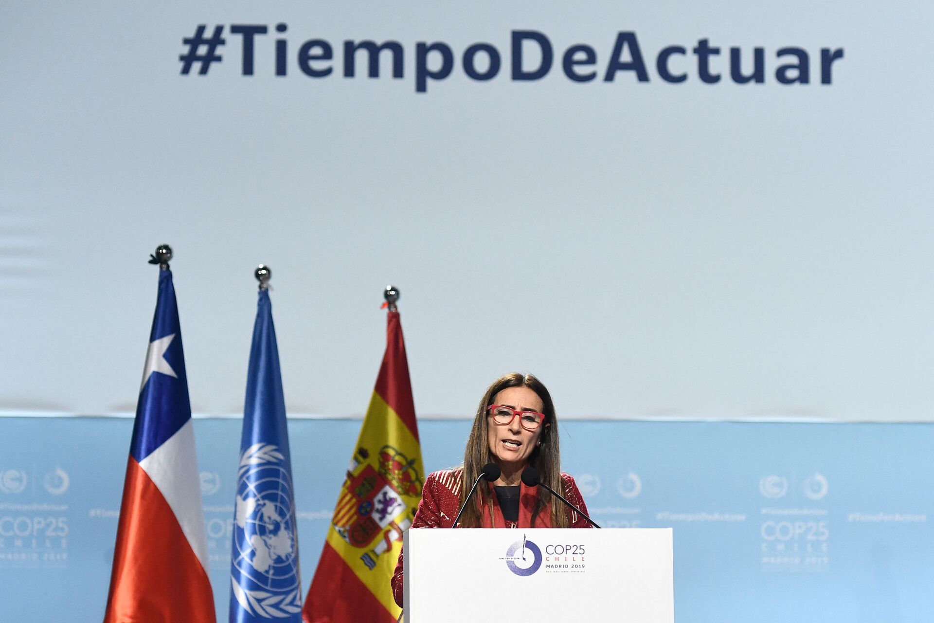 A chilena Carolina Schmidt, presidente da 25ª edição da Conferência das Nações Unidas sobre Mudanças Climáticas, discursa durante sessão plenária de encerramento do evento em Madri, Espanha, em 15 de dezembro de 2019 - Sputnik Brasil, 1920, 09.11.2021