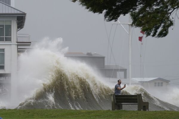 Homem fotografa forte ondulação no lago Pontchartrain durante aproximação do furacão Ida, Nova Orleans, EUA. - Sputnik Brasil
