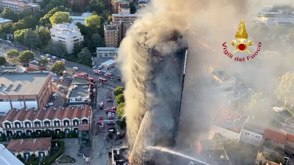 Um incêndio de grandes proporções consome um prédio de apartamentos em Milão, Itália. - Sputnik Brasil