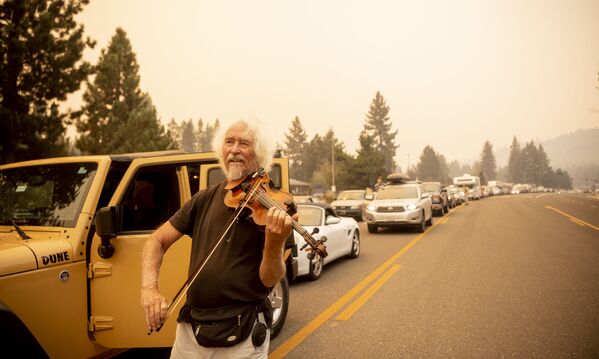 Mel Smothers toca violino no engarrafamento durante evacuação em uma rodovia da Califórnia. - Sputnik Brasil