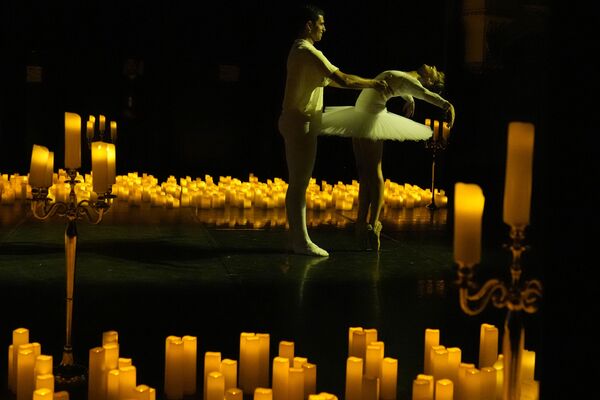 Artistas de balé executam dança O Quebra-Nozes durante um concerto no teatro Mogador em Paris, França. - Sputnik Brasil