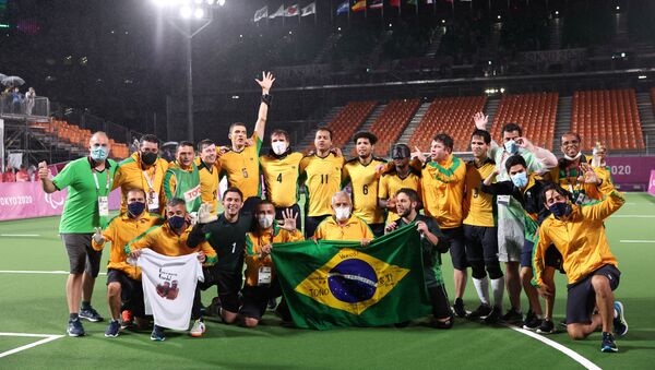 Jogadores do Brasil comemoram vitória na final de futebol de 5 nas Paralimpíadas contra a Argentina, 4 de setembro de 2021  - Sputnik Brasil